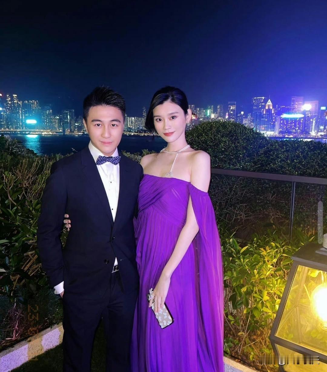 有网友在波士顿儿童医院门口偶遇到何猷君与奚梦瑶夫妇，两人的着装格外正式惹眼。何猷