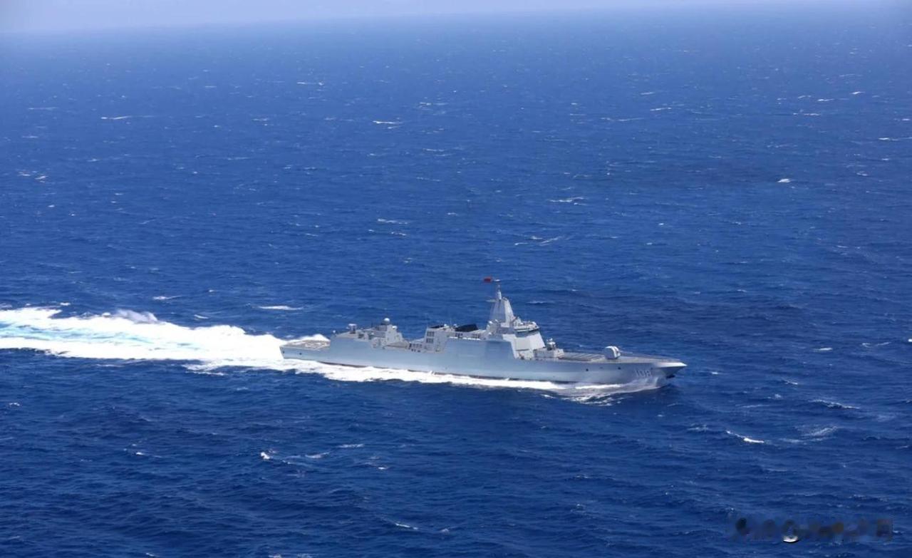 055大驱直抵黄岩岛，美媒一句话，让菲律宾无地自容!日前，一艘中国海军055万