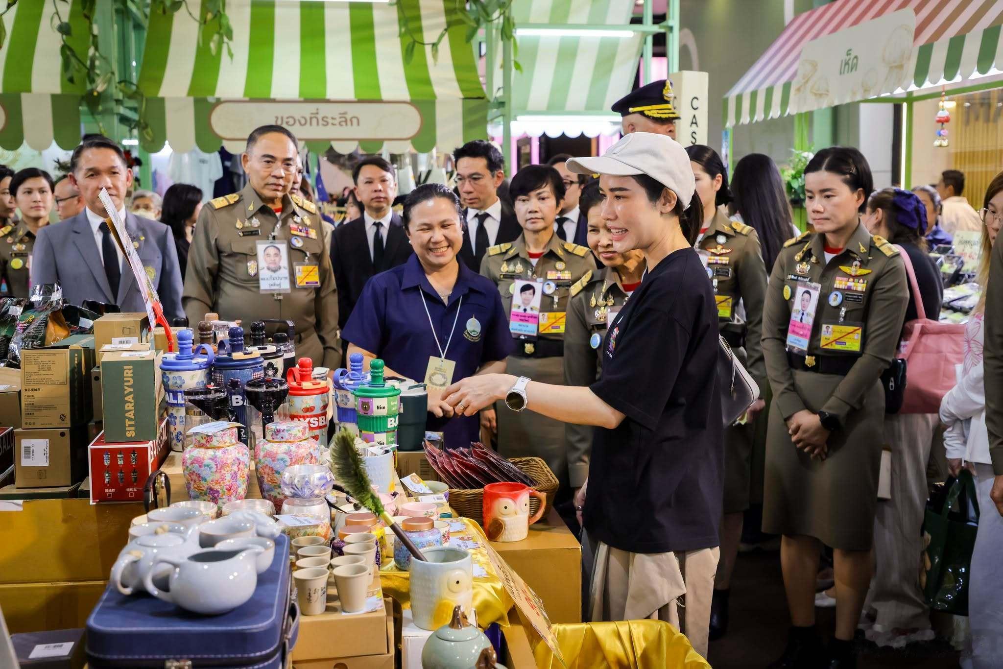 泰国王室🇹🇭8月10日，诗妮妠贵妃参观皇家项目展销会。世界各国王室贵妃穿便