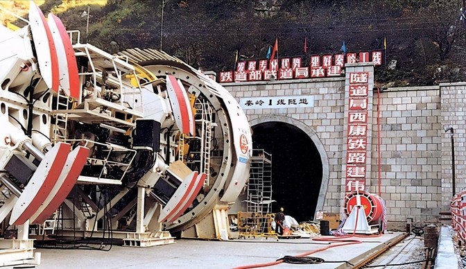 1997年，中国修建秦岭隧道，向德国购买盾构机，德国当时十分傲慢：3.5亿一台，