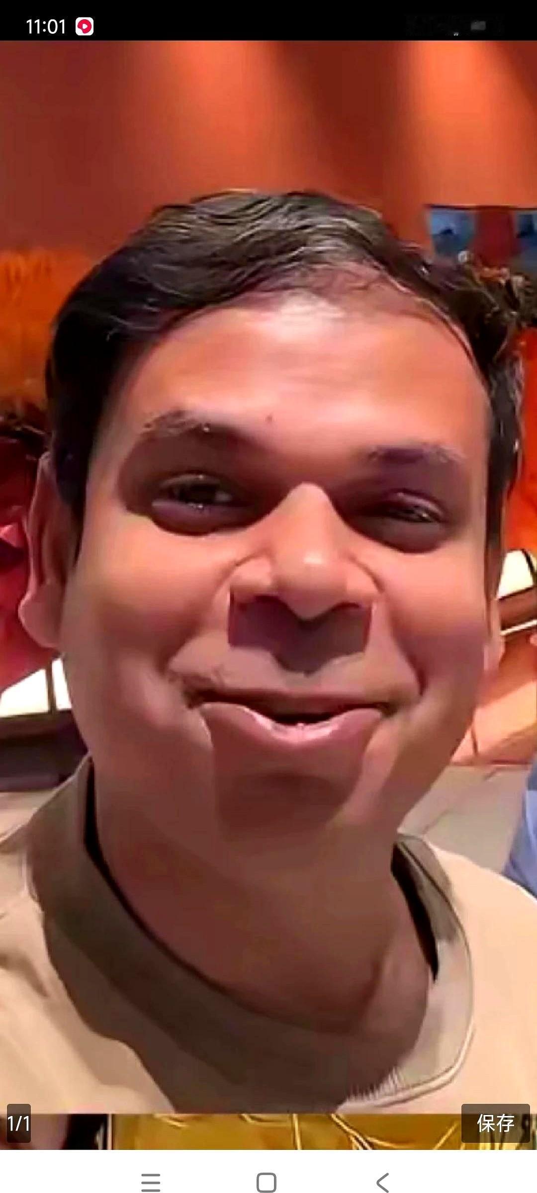 半夜两点半，我因为一张陌生男人的照片，笑得在床上疯狂打滚，差点把熟睡的娃一脚踹下
