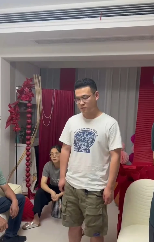 浙江丽水一男子堪称男人中的楷模！他用一个交通局的编外工作，一个月3000元的工资