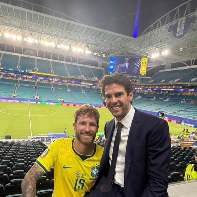 卡卡卡卡更新照片：亲爱的祖国巴西！让我们一起为国家队加油！🇧🇷