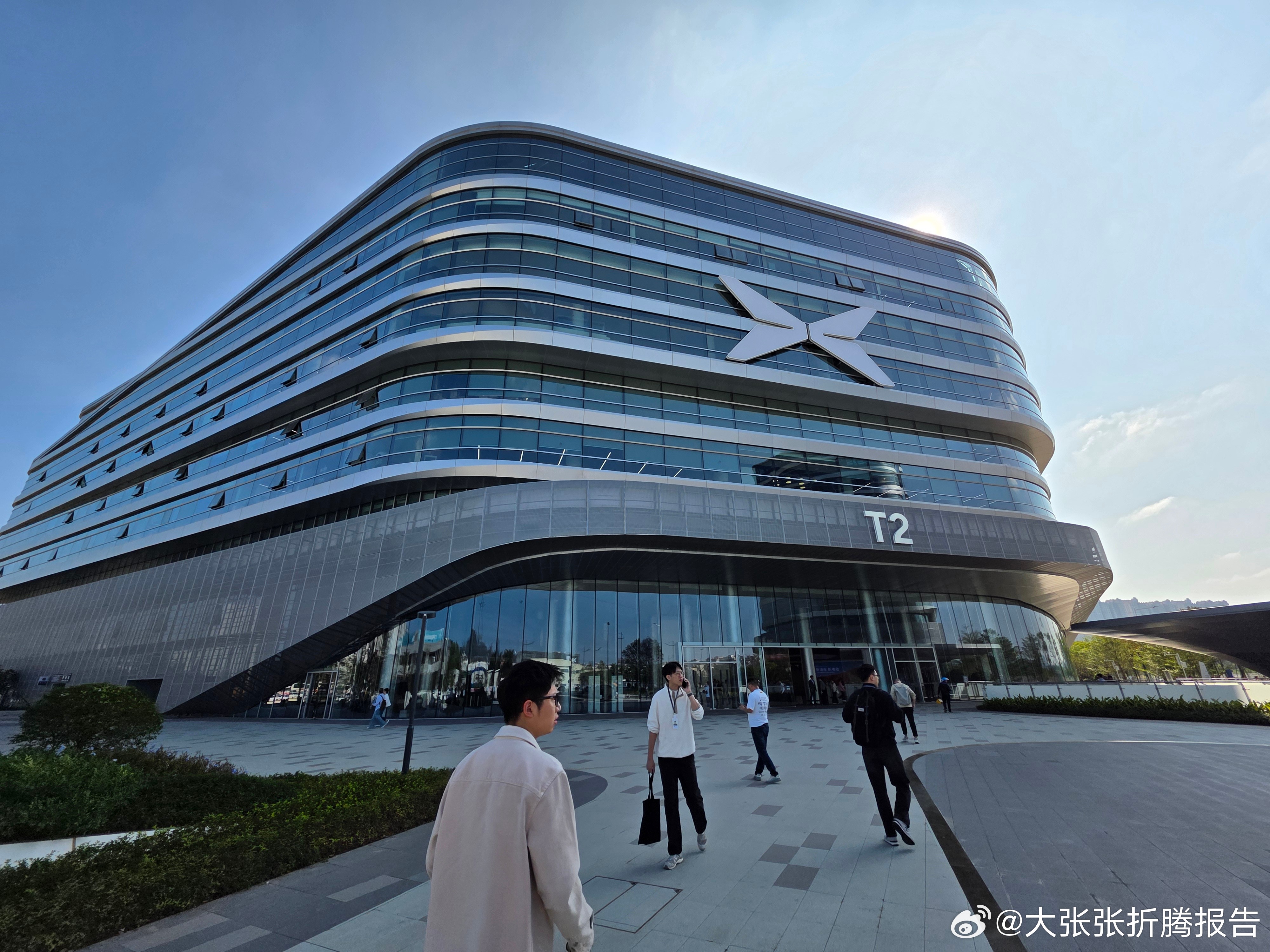 谁懂啊！小鹏发布会我真的馋哭！偏偏有事抽不开身，只能派同事代岗。刚问他参观公司的