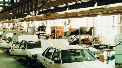 1983年，中国首次引进了桑塔纳汽车，这款汽车性能优良原定价为8万，但让人