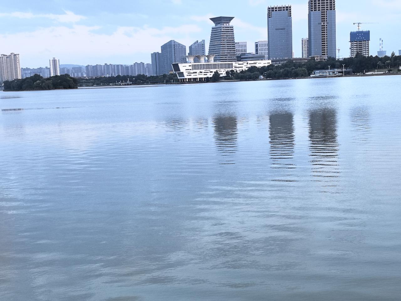 当建筑学会“临水照花”连玻璃幕墙都有了水的肌理猜猜这是那座城市的“天空之镜”