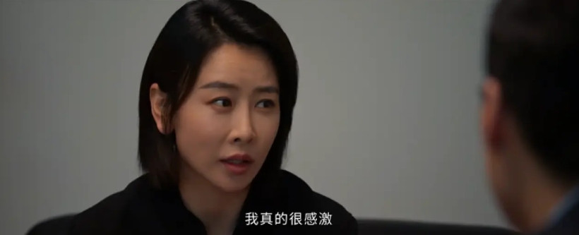 《以法之名》中最大的败笔，估计就是李仁俊的妻子柳韵了。1、李仁俊生日当天，她