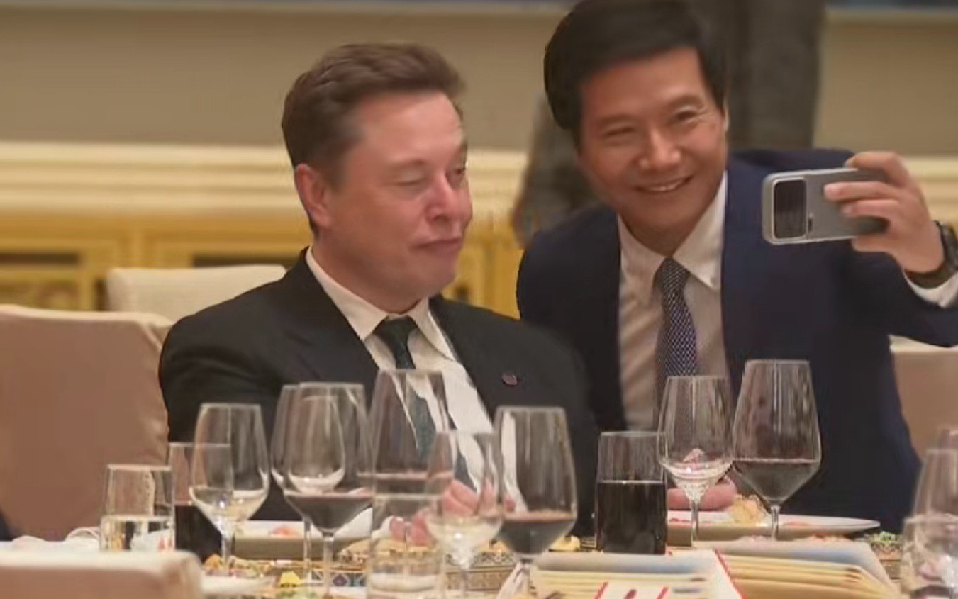 雷军马斯克合影这是第二次合影了吧？！看样子，马斯克是喝高了，表情自在，漂浮不定