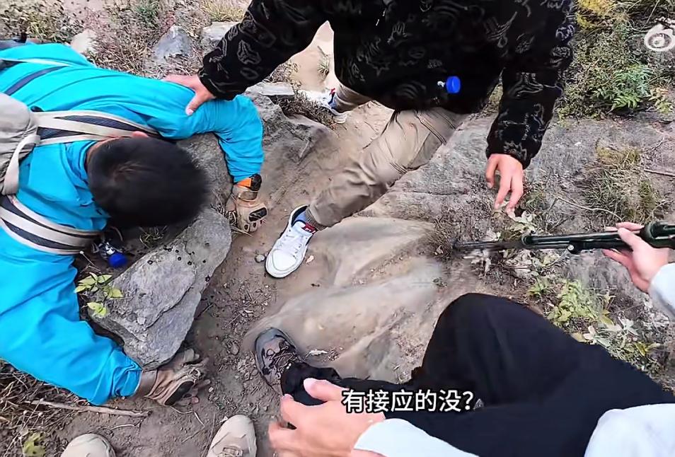 一队老年退休徒步团，暴走虎跳峡，一个老登一脚踏空摔下去了，还好下面坡势平坦，也有