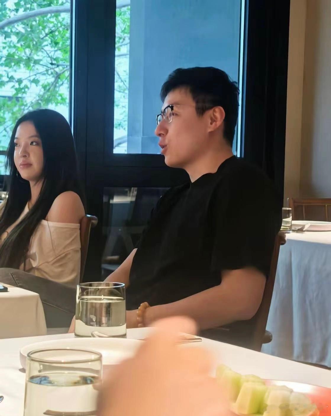 王文也日前接受了男友的求婚，网友偶遇她跟未婚夫吃饭，大赞男方很帅，两人很般配王中