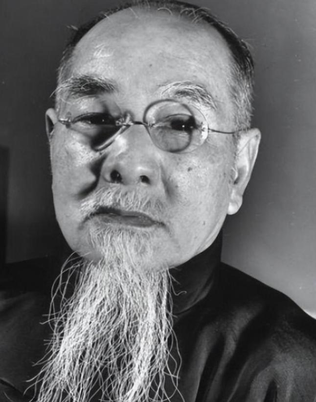 1936年12月26日中午，南京机场。蒋介石从西安脱险归来，一身黑色棉袍，没了往