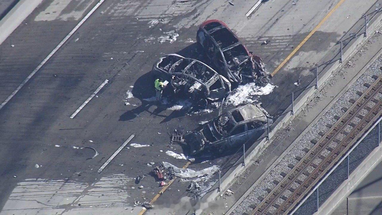 今天本地高速一场惨烈车祸，四车相撞引发大火，其中一辆雷克萨斯和两辆特斯拉均被被烧