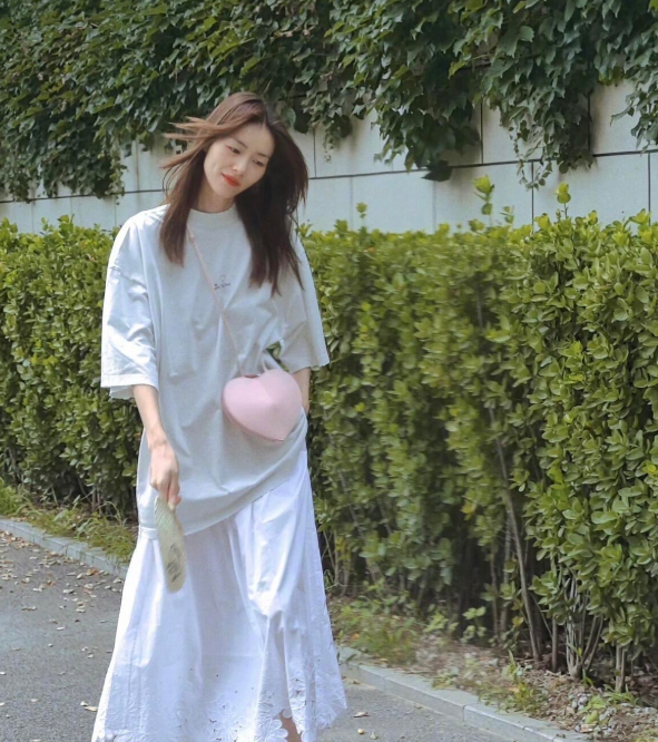 太喜欢大表姐刘雯的穿衣风格了她的穿搭是刻在骨子里的松弛感，用基础款玩出高级感。