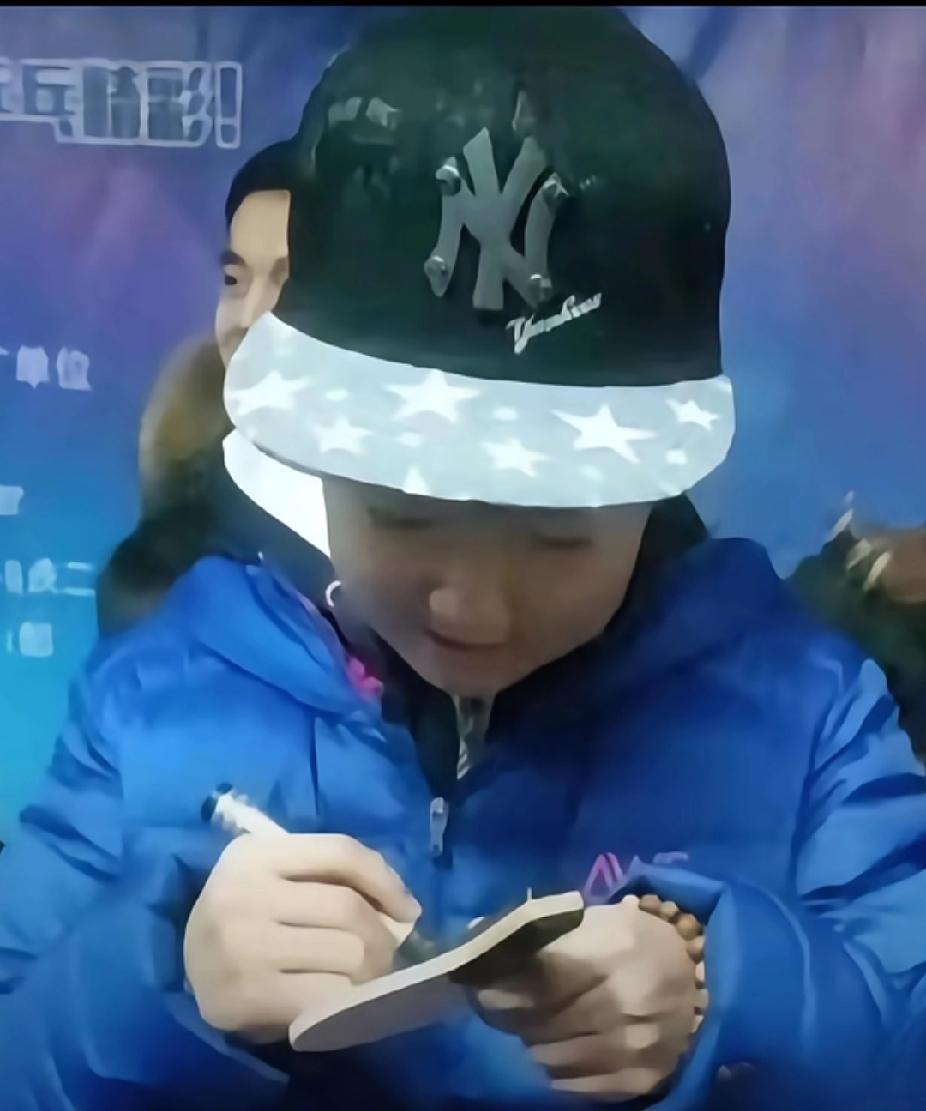 从小萌到大的孙颖莎，签名都签了十几年啦🥰从戴着NY棒球帽的小团子，到现在