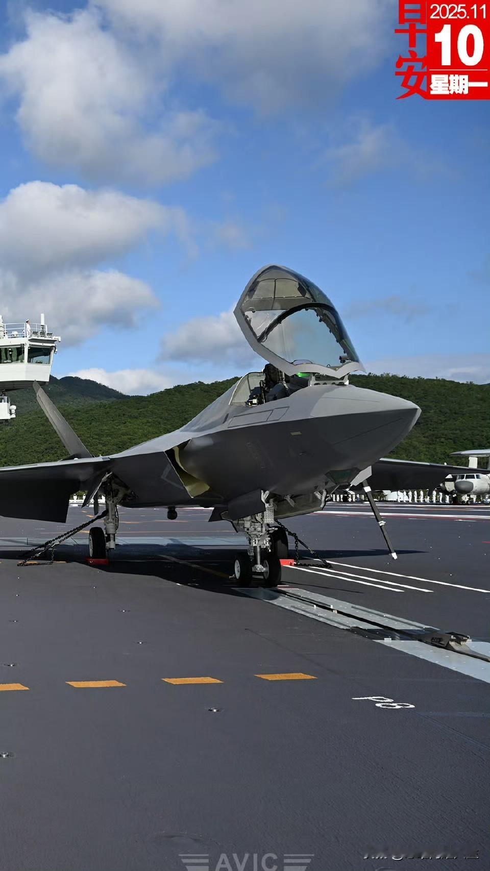 世界最强电磁航母的最强五代隐身舰载机歼-35和内置登机梯[墨镜][墨镜][大