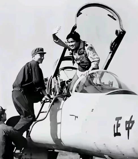 80年代，兰考的四个农民长途跋涉，去往新安监狱探监，在门口，监管人员问："你们来