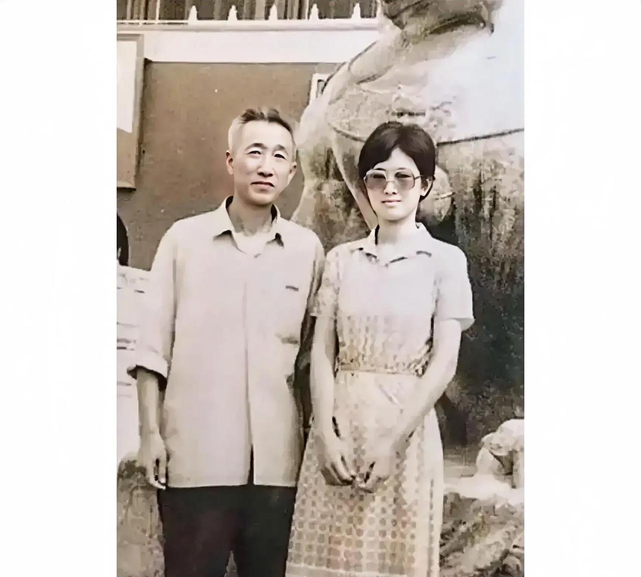 这张照片展现出了巩俐和父亲巩力泽上世纪80年代初在天安门前的情景，那时候的巩俐气