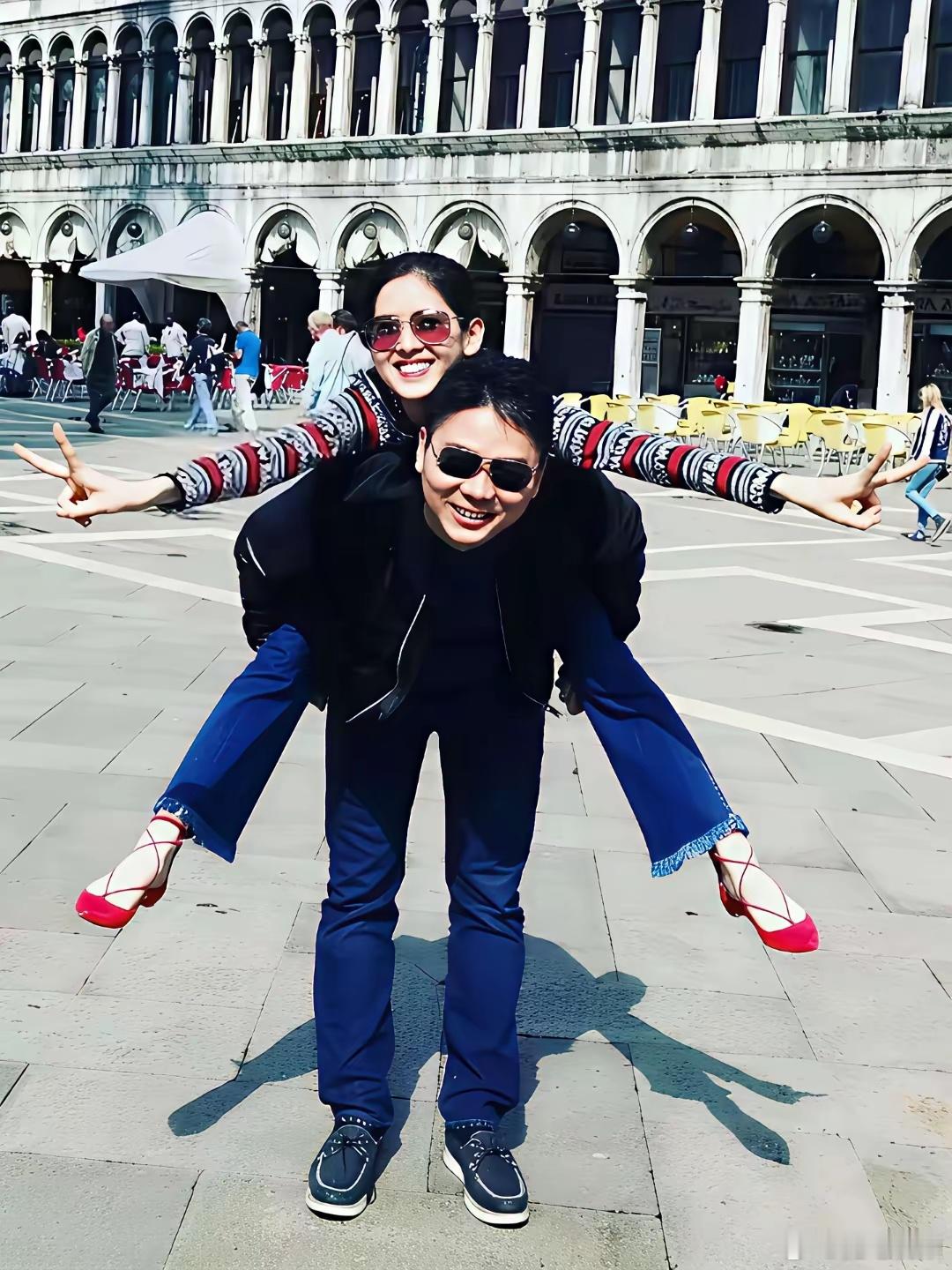 这会的刘强东三十八岁，章泽天十八岁，刚认识不久，照片好有爱啊。