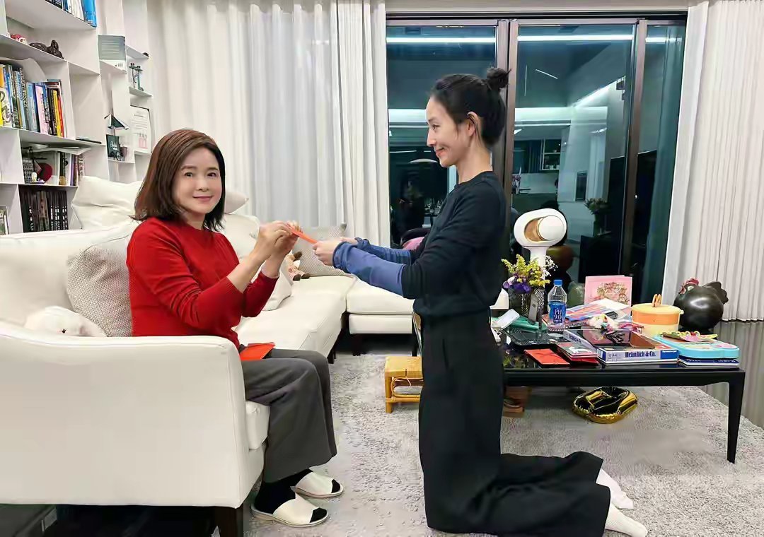 张钧甯带男友柯汶利回台湾陪妈妈过年，跪地接红包还给男友打码