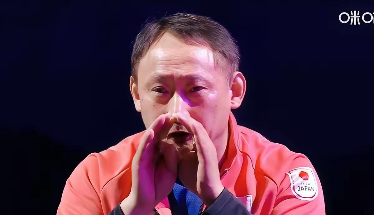 张本宇眼角那滴泪，没擦，就那么挂在脸上。女儿4-2赢了陈幸同，他没冲进场庆祝，而