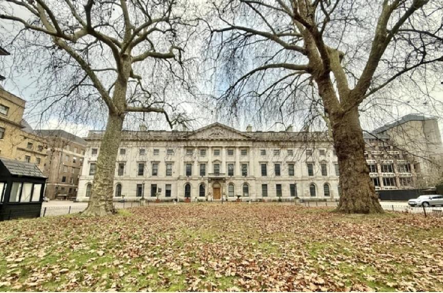 英国批准建中国大型大使馆后，恢复关系，首相时隔8年再度访华。英国政府20日宣布