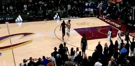 换了十几支球队的真相，全藏在最后几秒里。面对活塞的生死回合，哈登连续两次伸