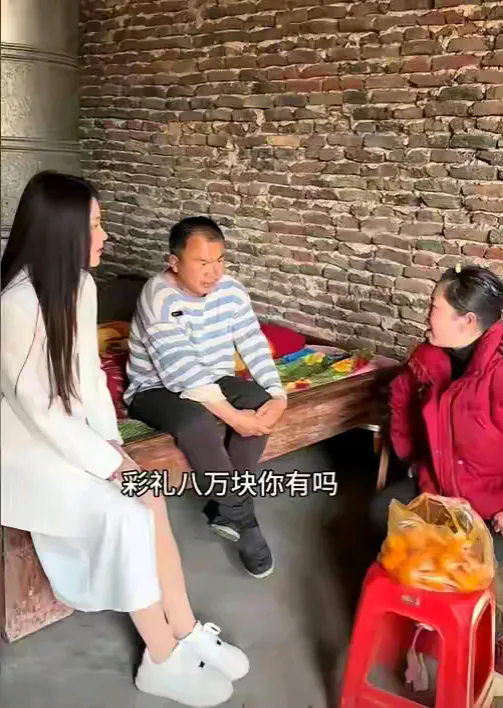湖南农村一大哥40岁了还没结婚，家里一栋二层没装修的房子务农为生，今天媒婆带一女