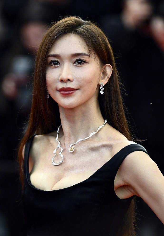 林志玲亮相戛纳红毯再次成为焦点，黑色礼服衬得她气质出众。外媒镜头下的她从容优雅，