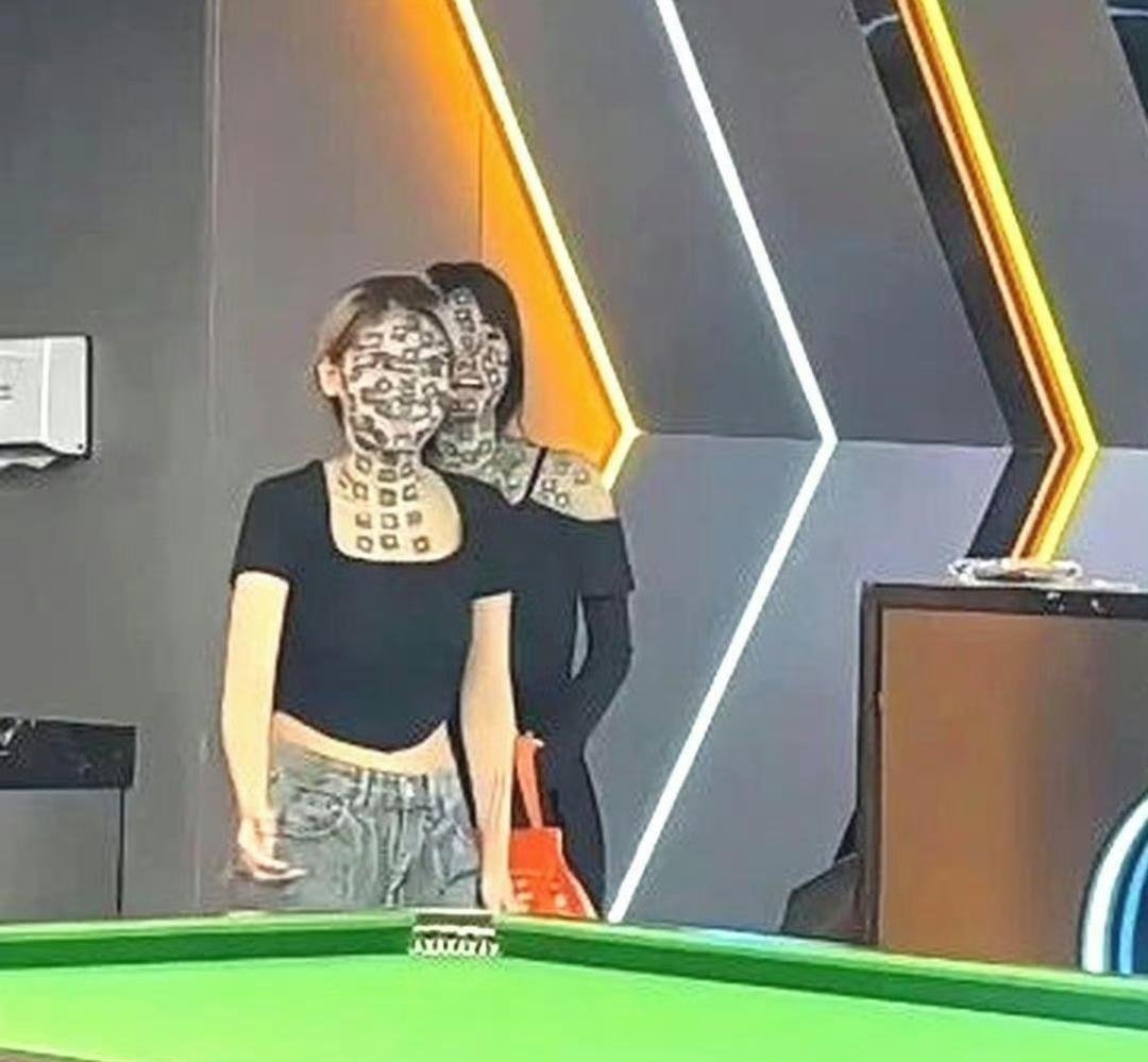 吓我一跳我以为是纹身呢？原来是菜啊。