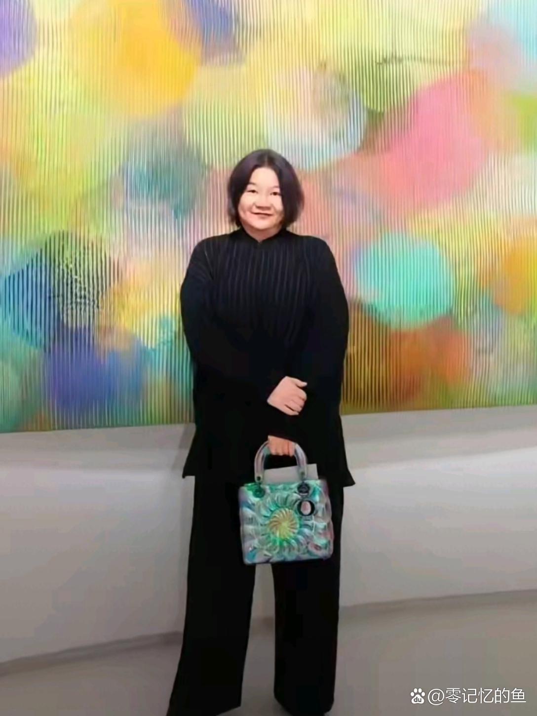 洪晃突然就变时尚了。