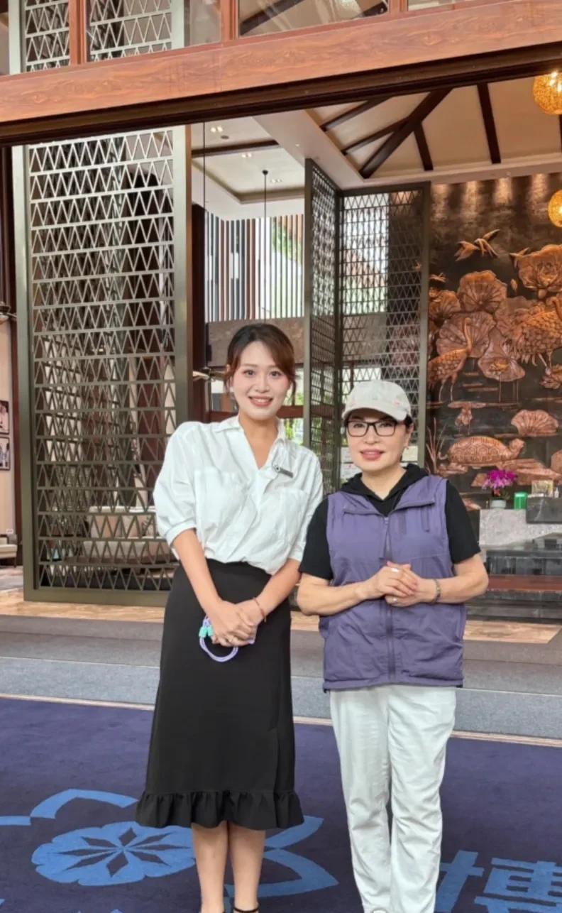 前央视新闻联播主持人李瑞英现身海南，64岁的她，戴着眼镜，穿着紫色背心增高鞋，感