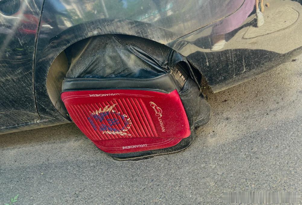 路边一辆落灰僵尸车，轮胎套上了汽车座椅套，这是什么脑洞操作！