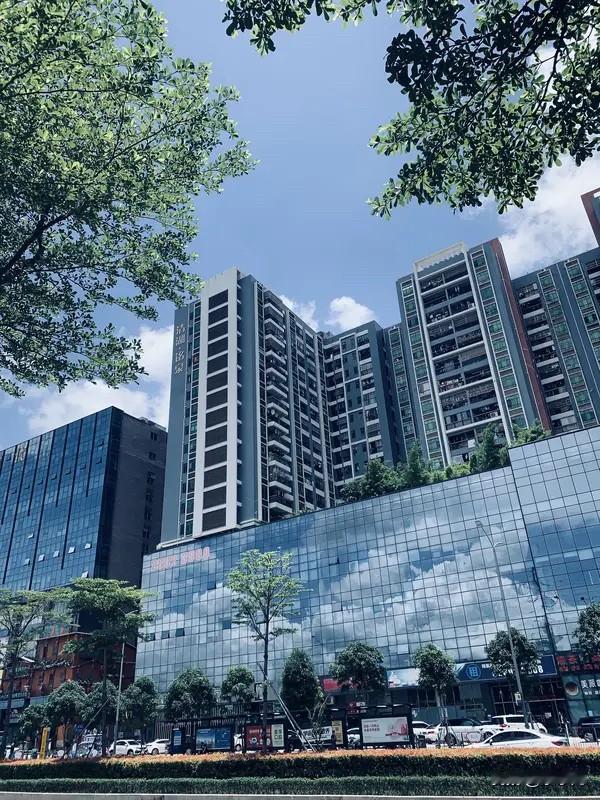 在深圳来说，没地铁的地方，基本等于“被遗忘的角落”。光明区非核心板块就是典型