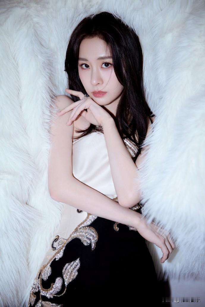 张碧晨长发随意散落，眼神清澈又忧郁，透着一种文艺气息，像从诗里走出来的女子。