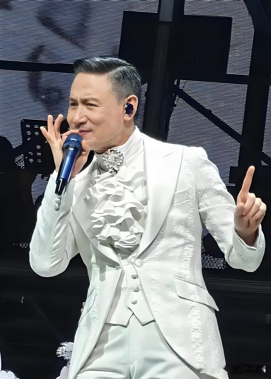 “被骗了！张学友那破音跟网上吹的根本不一样！”同事攥着东莞演唱会门票，一回来就跟