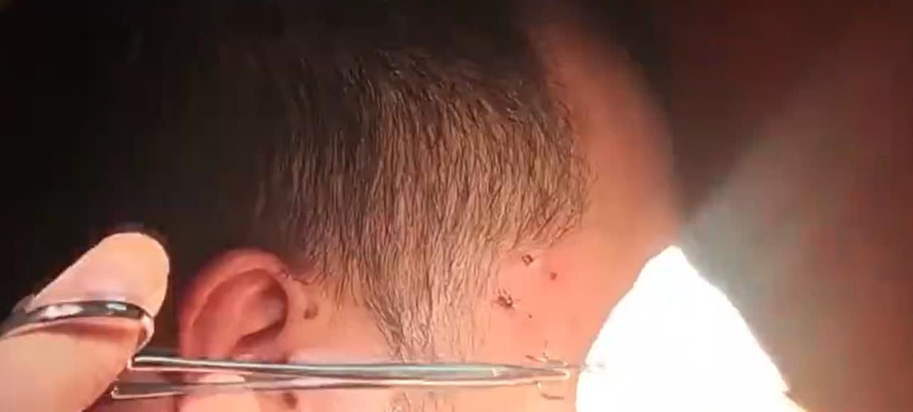最近，浙江省宁波市一名男子晚上去江边散步，看好多人在钓鱼，就凑过去观察。没想到，