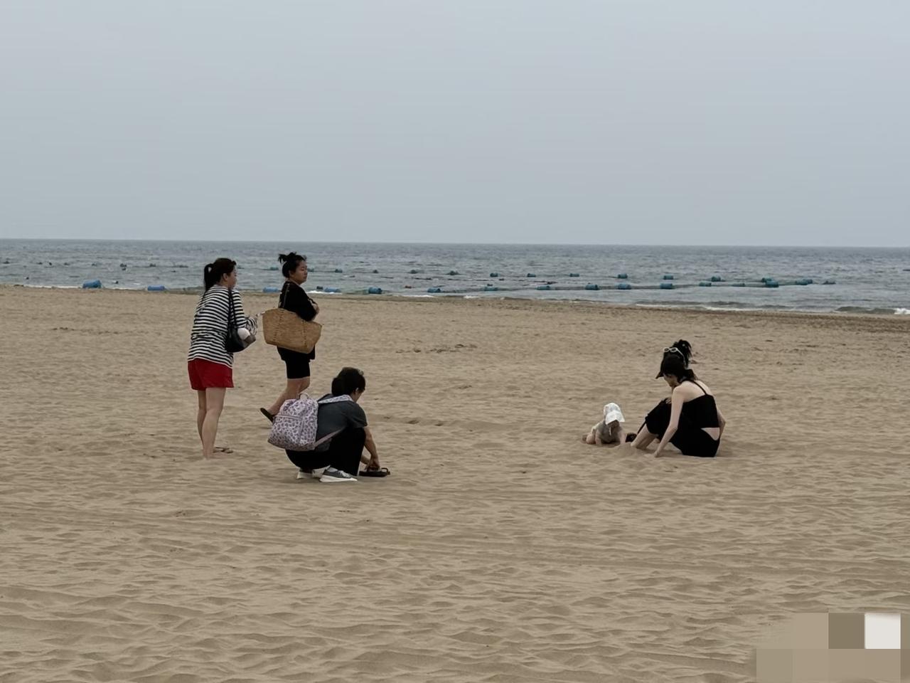 何穗带孩子去阿那亚，最让宝妈羡慕的，不是她生完孩子依旧身材纤细，而是身边有人搭把