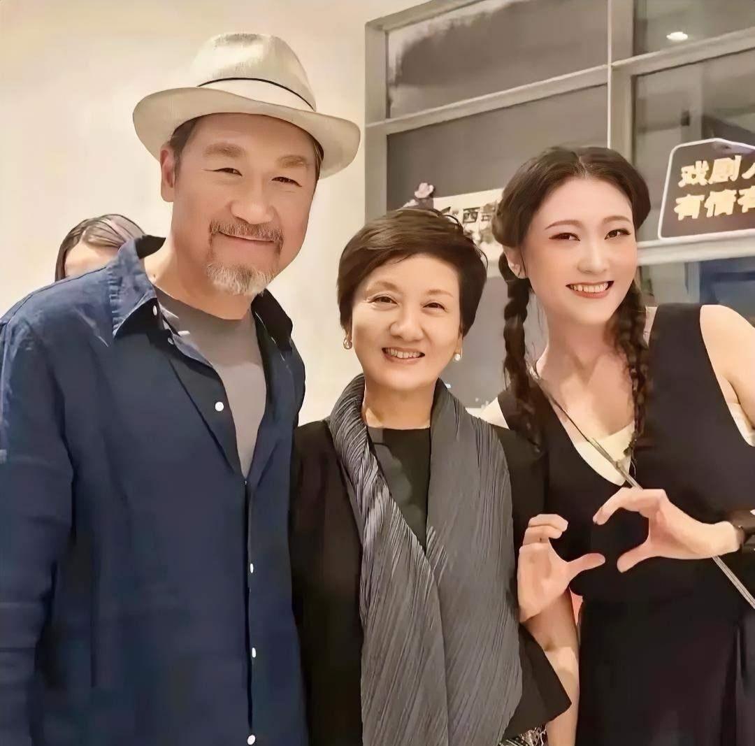 张国立与邓婕晒温馨全家福。照片中，70岁的张国立头戴‌白色帽子‌、留着‌小胡子‌