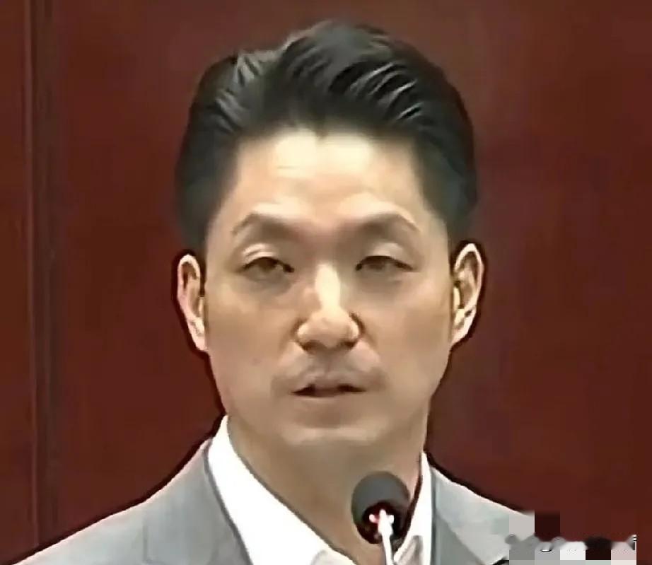 民进党台北市议员洪婉臻在台北市议会质询台北市长蒋万安时手里拿着一个酒精测试仪问蒋