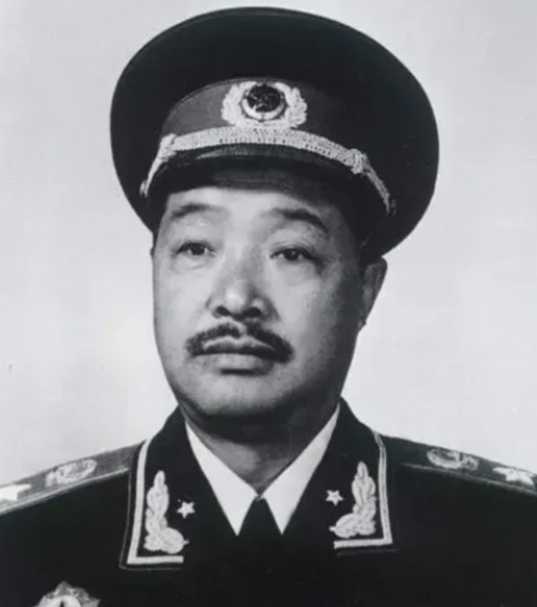 1936年7月，红二方面军进入了松潘草地，找不到粮食，贺龙看着草地里的河沟和池塘