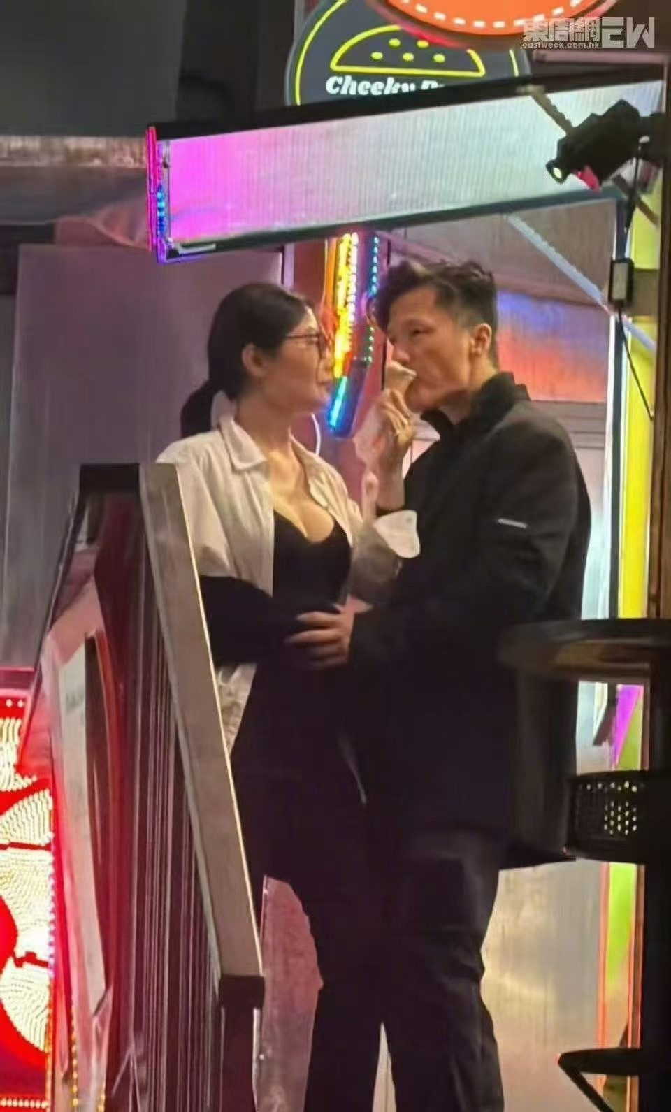 徐冬冬尹子维早生贵子具象化徐冬冬的微博配图甜度超标！和尹子维穿喜庆红同框，尹