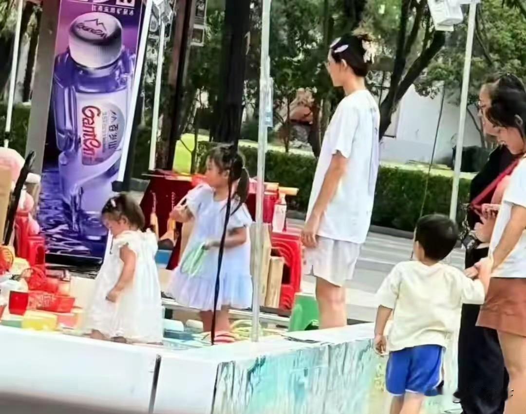 苗苗带三个孩子出去玩被拍，她的女儿小酸奶很漂亮，儿子也像缩小版的小猎豹，他们三胎