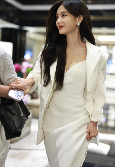 李一桐身材提升了不少哦​​​