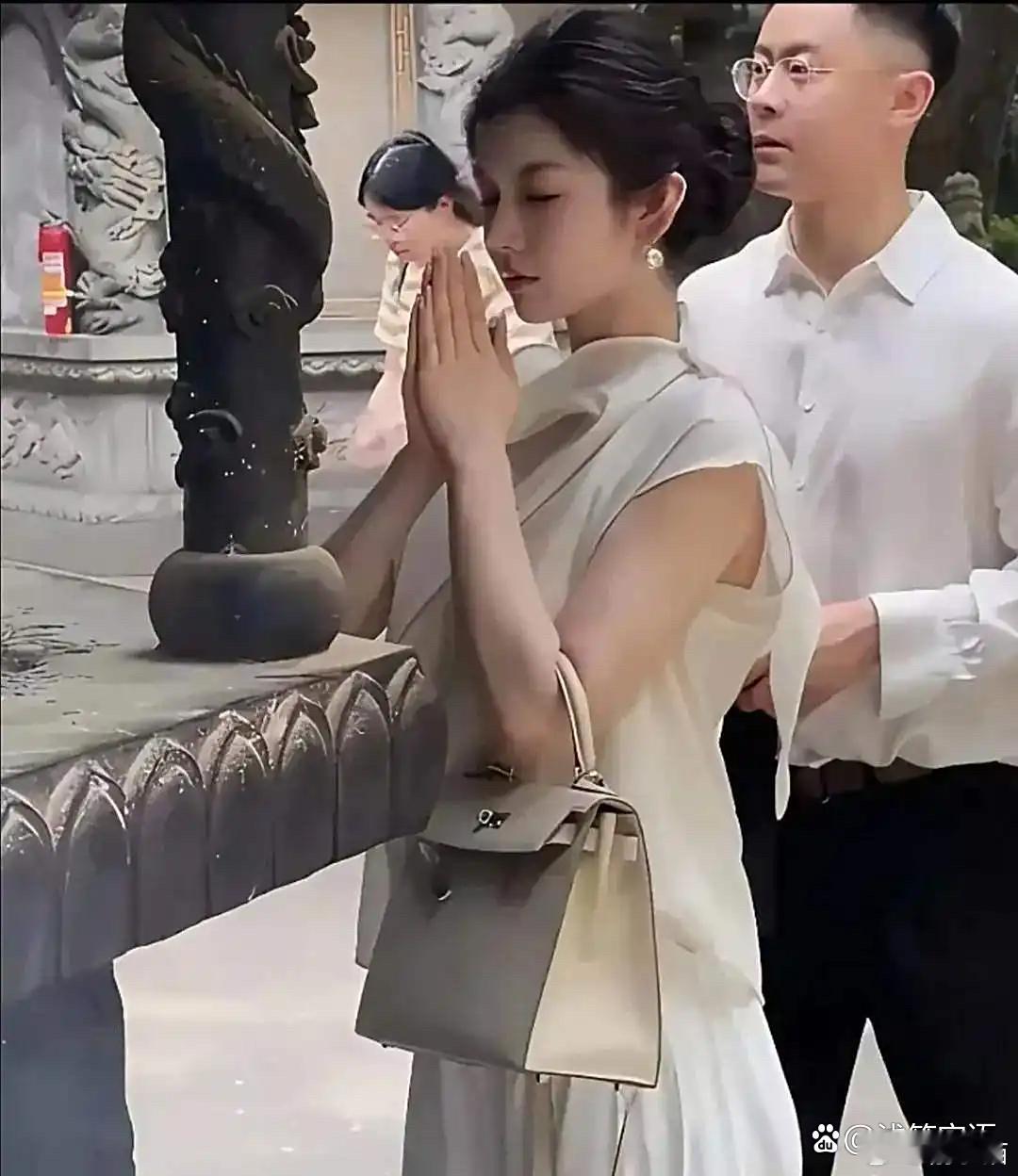 这么有钱，还这么漂亮，她还用求什么？​​​
