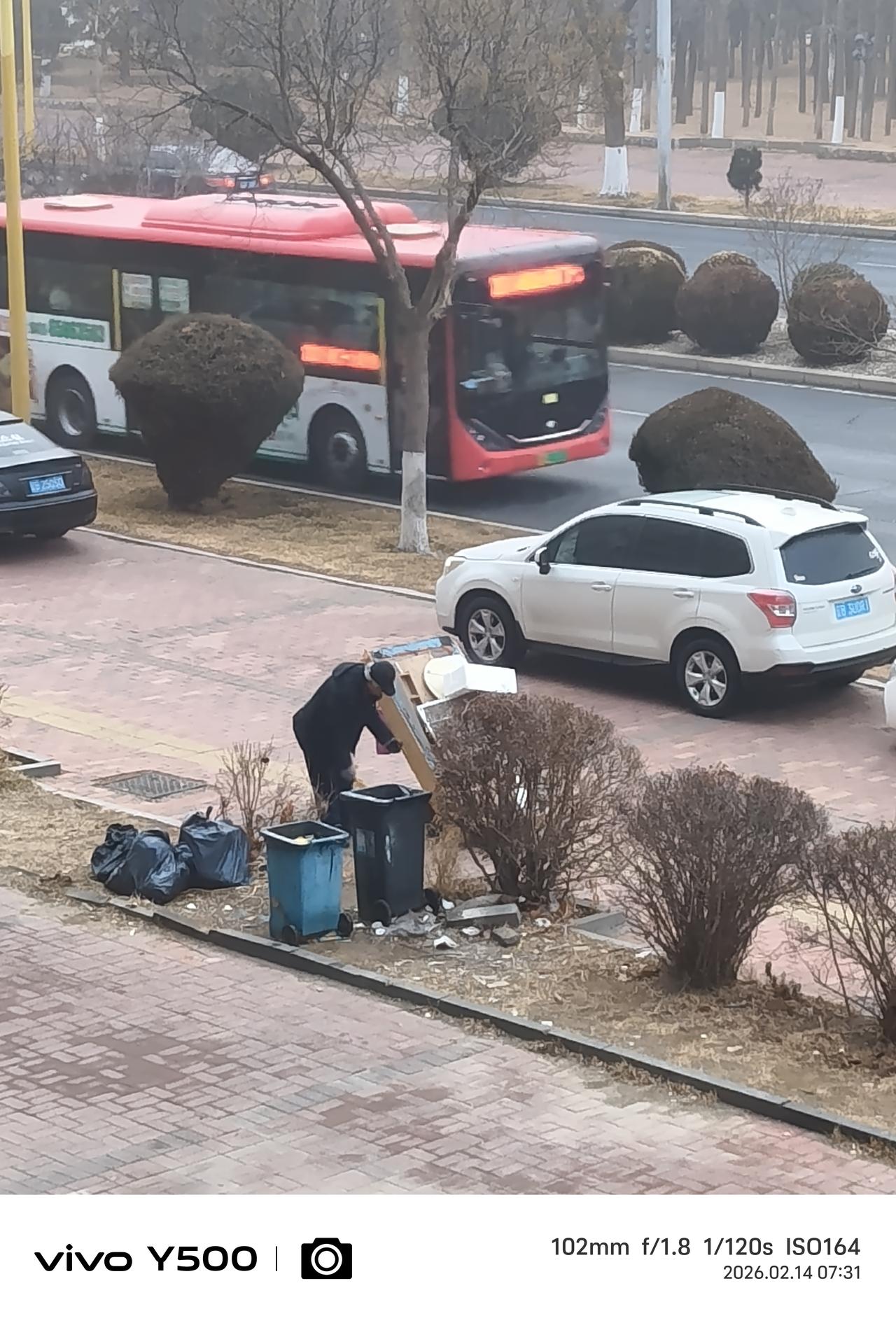 老三最后的尊严老三最后吃力的睁开眼，断断续续的对媳妇说：我、我不