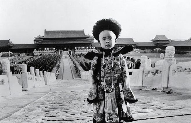 1962年春节，毛主席宴请溥仪，席间毛主席询问溥仪：“大清的“玉玺呢？”溥仪先是