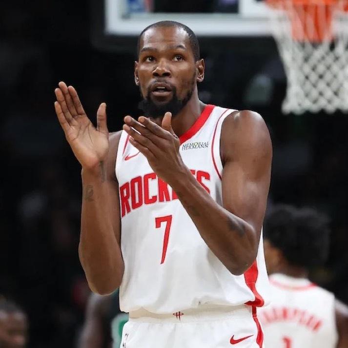 杜兰特今天又打了37分钟！乌度卡简直就像是跟杜兰特有仇一样，怎么坑他怎么来。今