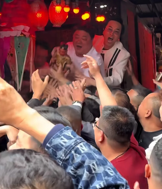 64岁知名港星回内地老家参加非遗民俗活动，受到乡亲们热烈欢迎近日，64岁前亚