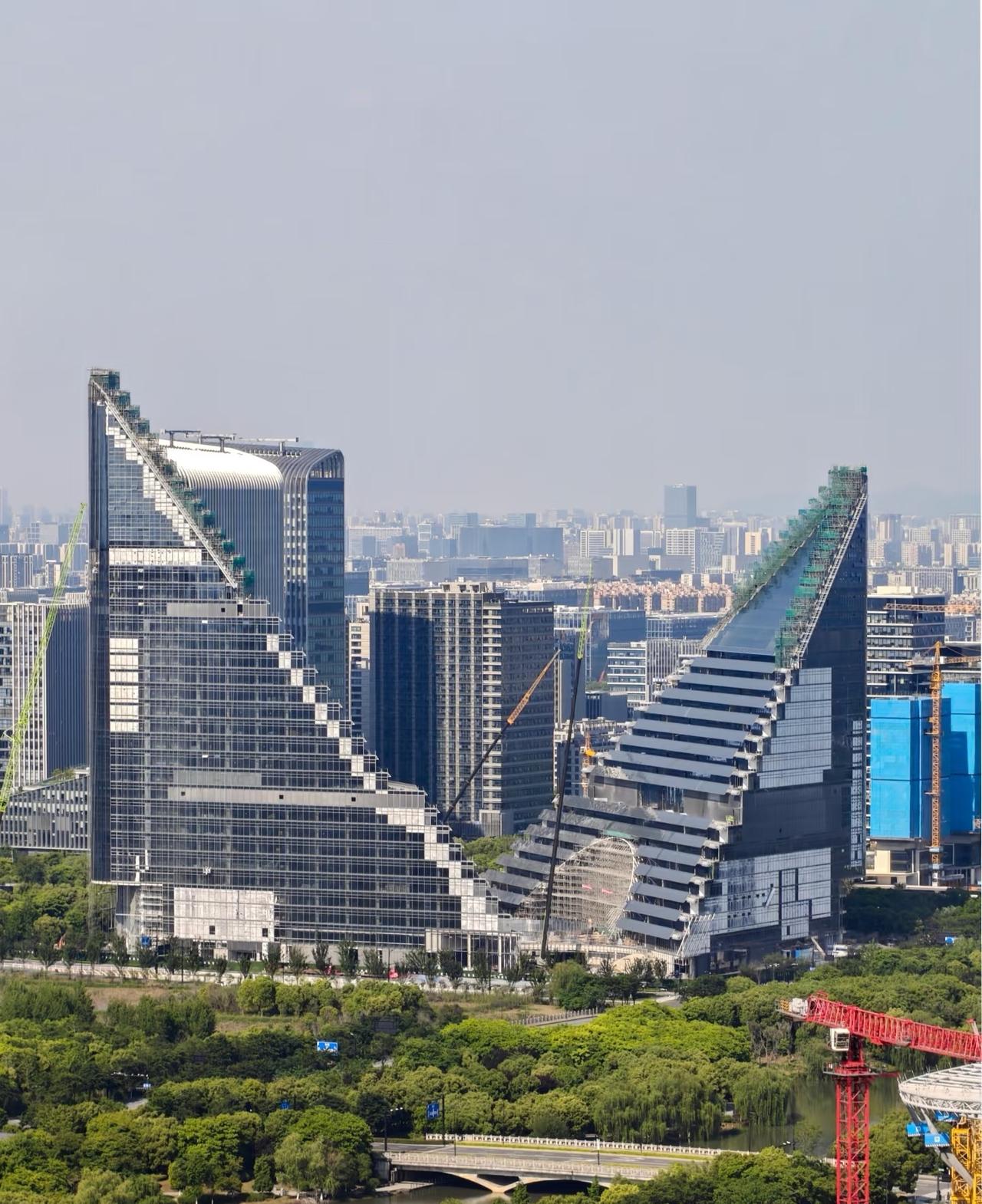 Vvvv…vivo真的建成了vivo杭州总部这造型太别致了！但是屋面面积太大