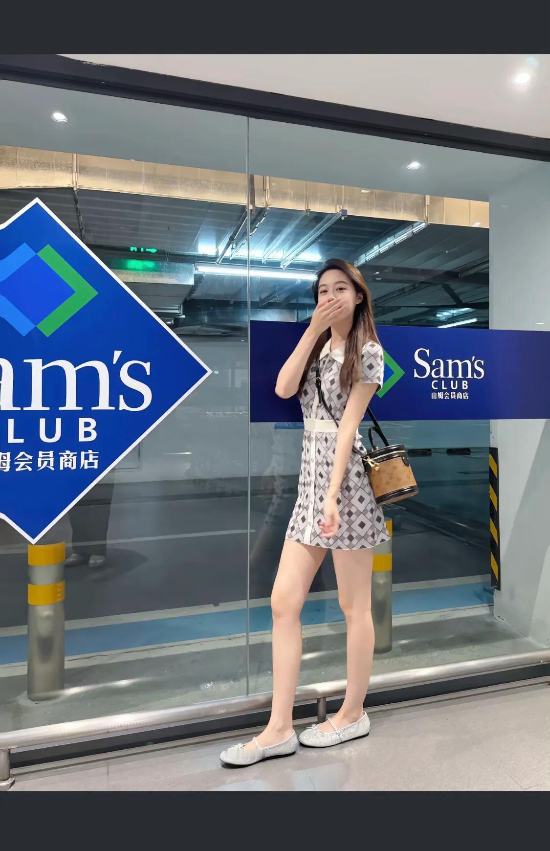 优雅出行，黑白格纹裙搭配银色高跟鞋，手提包点缀，自信满满！